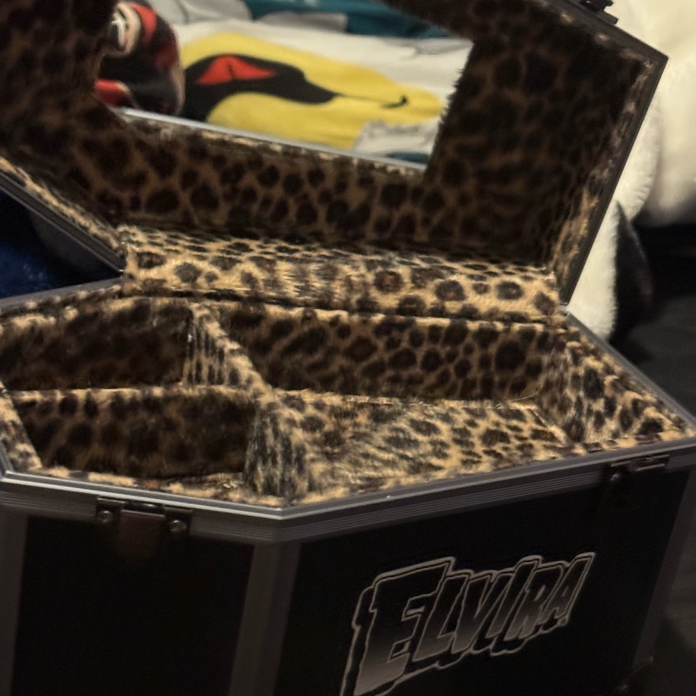 Elvira Black Makeup Case - Picture 5 of 8